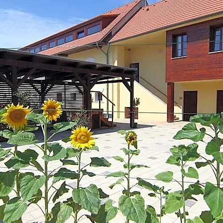 Pod Sluncem Třebíz